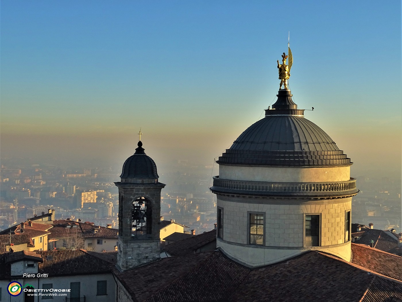 48 Campanile e cupola del Duomo con la statua del patrono S. Alessandro.JPG